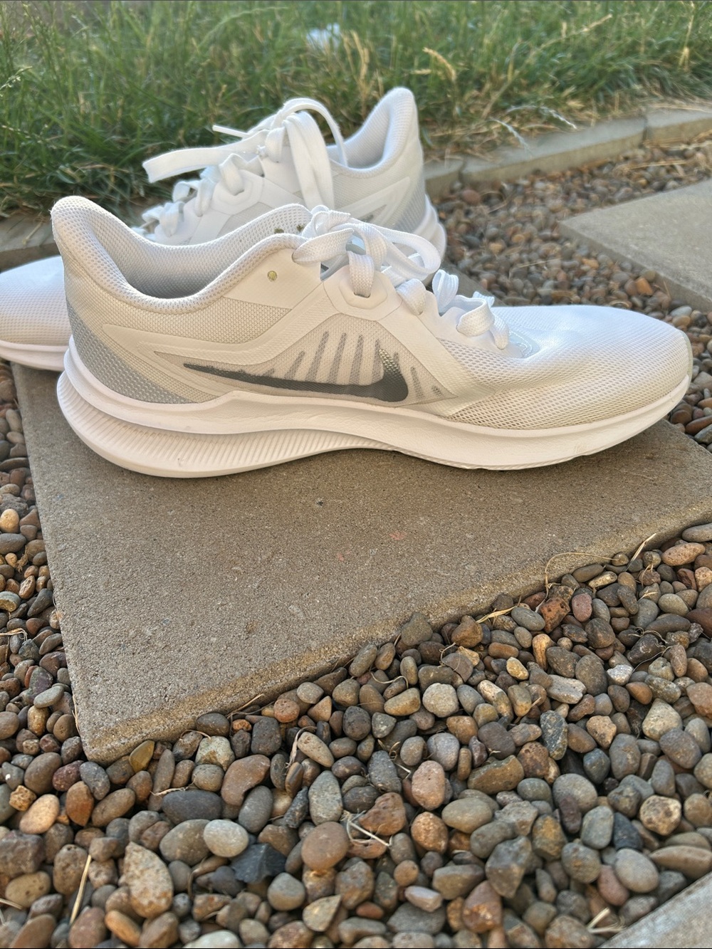 Nike Downshifter 10 Women's Running Shoes White Silver Size 9.5 CI9984-100 - Picture 3 of 7